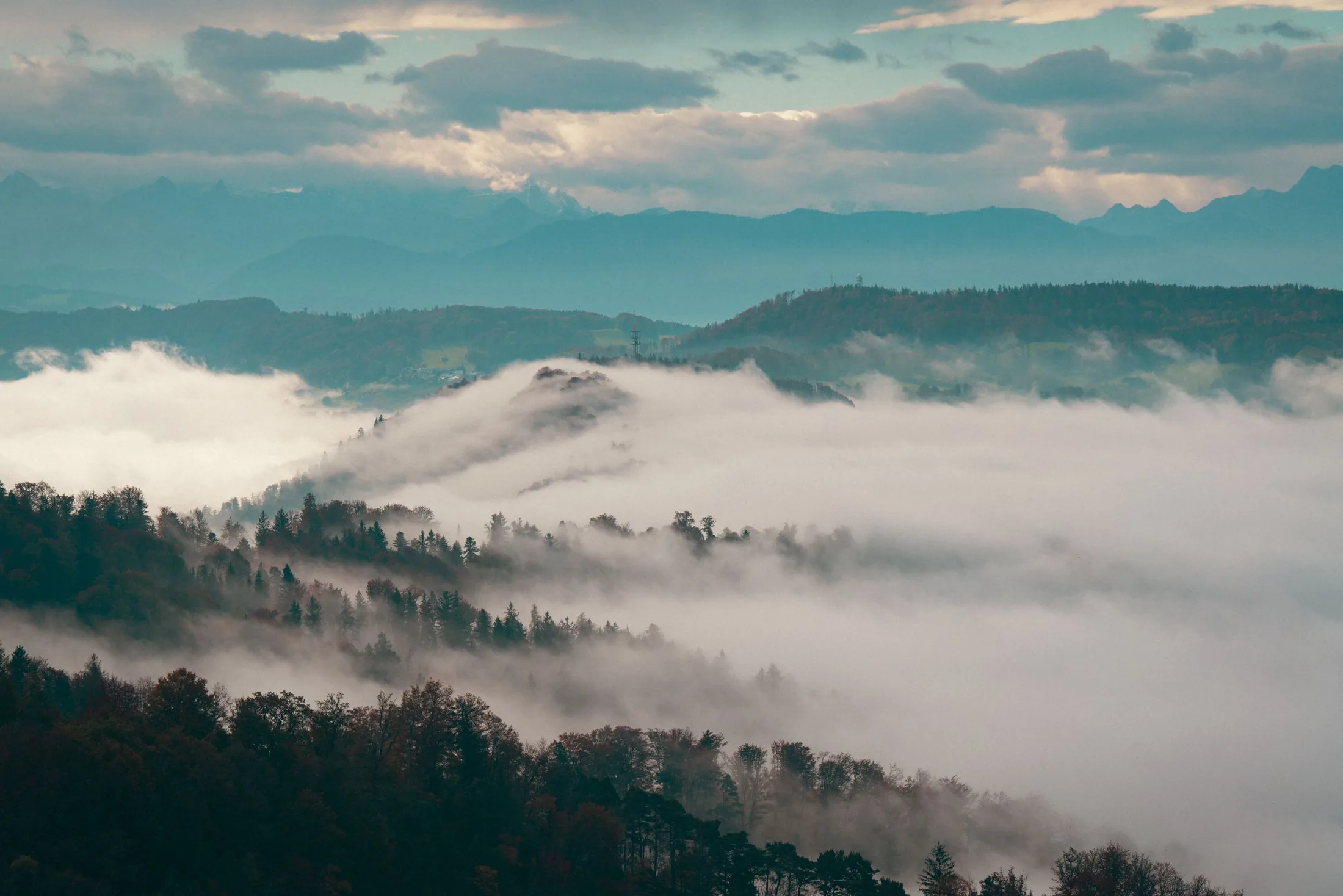 Montagnes brumeuses sous un ciel nocturne