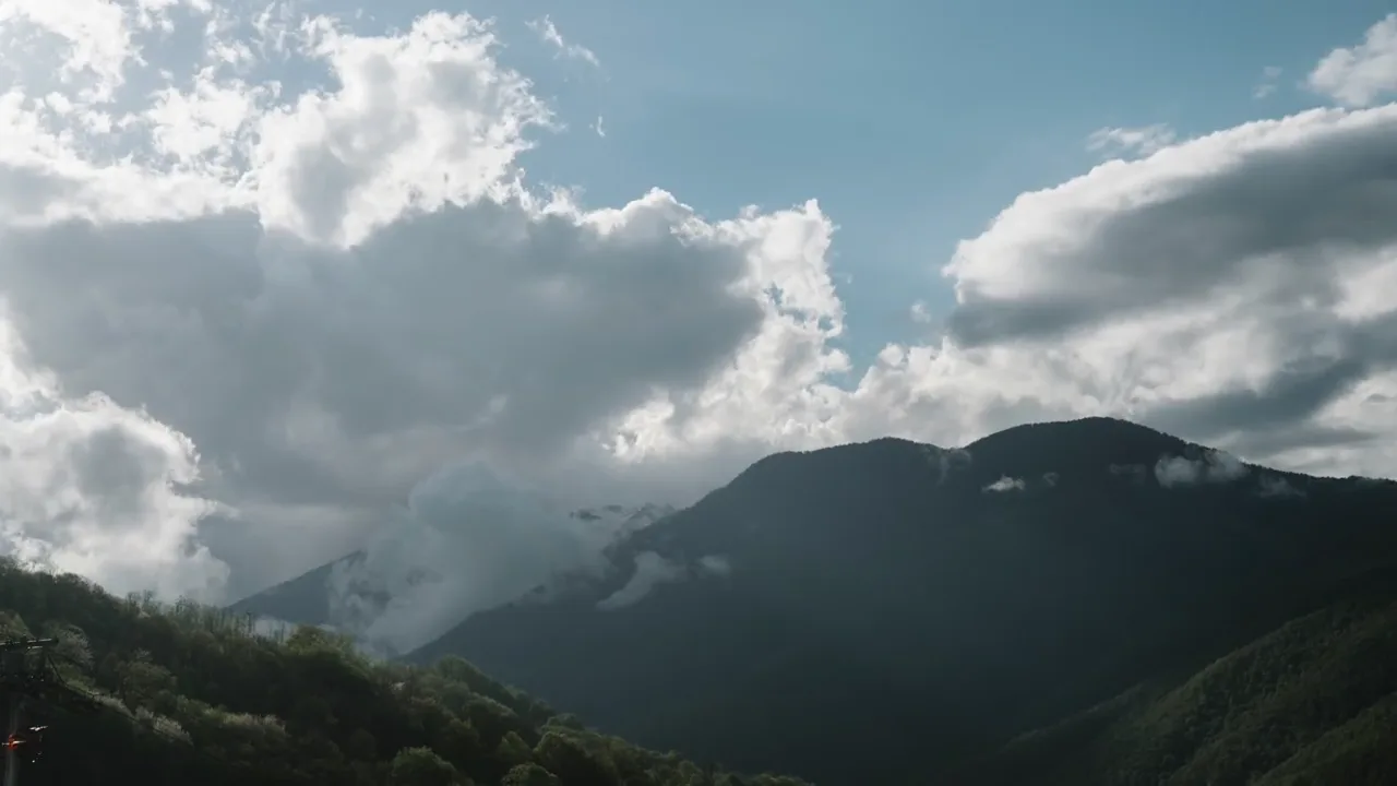 Nuages en mouvement au-dessus de montagnes